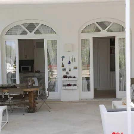 La Guardia Villa *