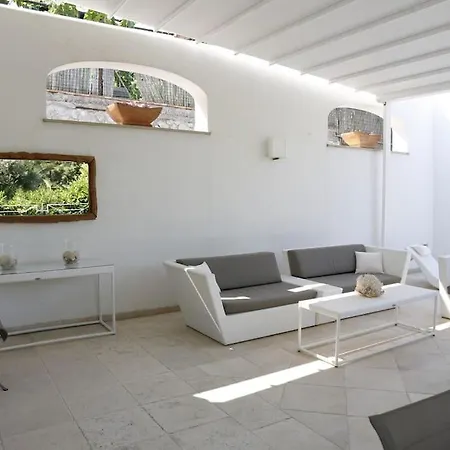 La Guardia Villa *